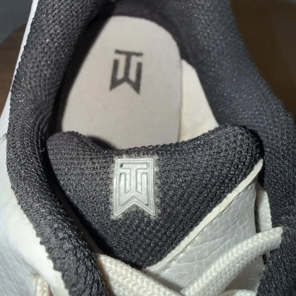 Nike Tiger Woods Youth White and Black Golf Shoes Size 1